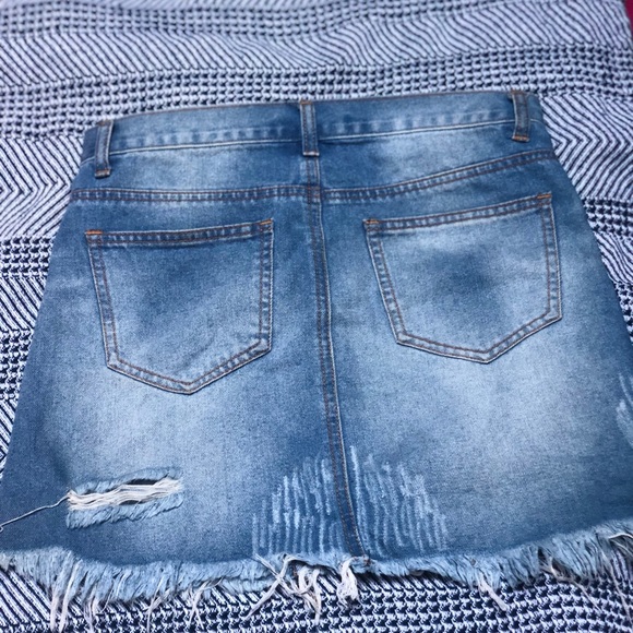 Distressed mini demin skirt - Picture 4 of 4